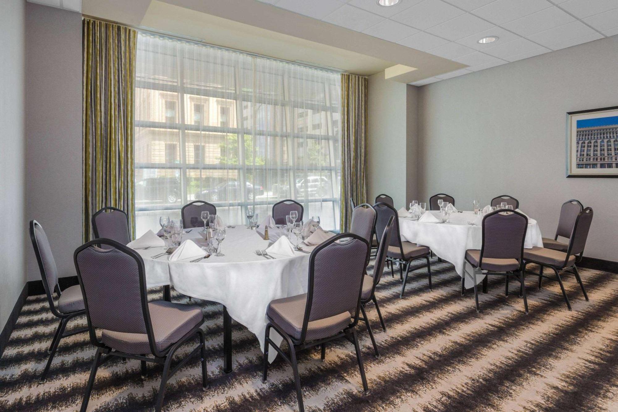 Wyndham Garden Buffalo Downtown Bagian luar foto