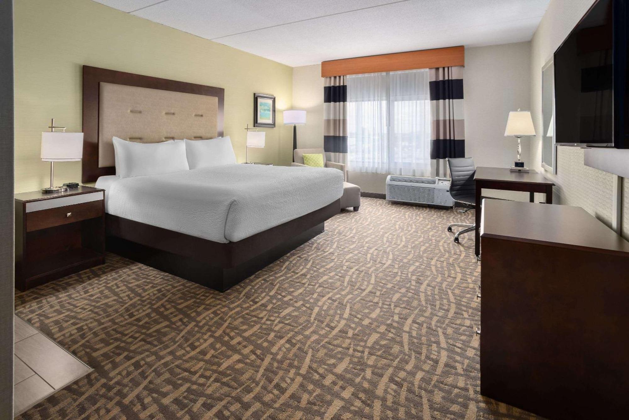 Wyndham Garden Buffalo Downtown Bagian luar foto